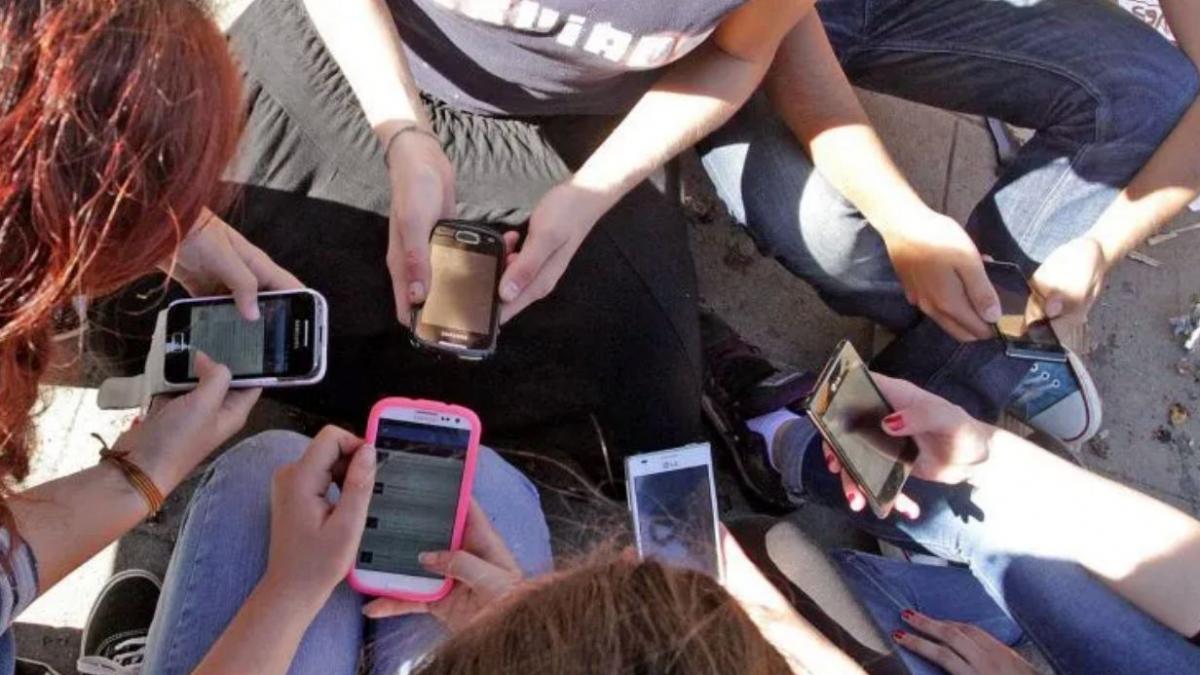 70.000 estudiantes se apuntan al experimento de dejar el móvil tres semanas: el bienestar psicológico sube un 30% y los síntomas depresivos bajan un tercio