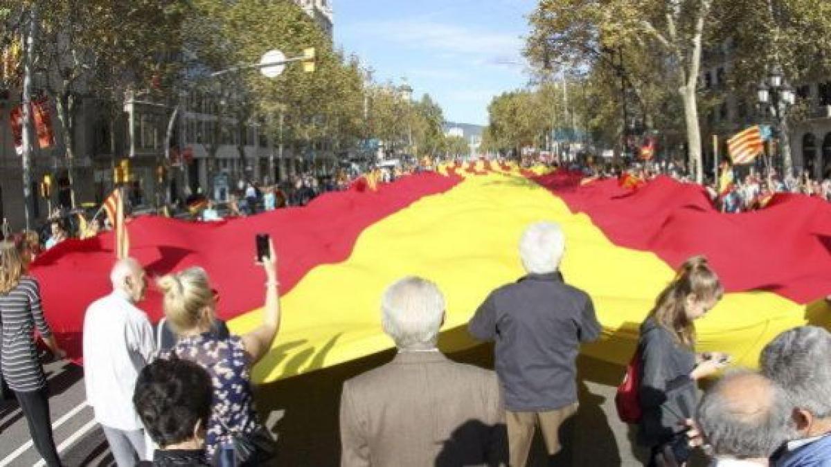 Miles de personas se manifiestan en Barcelona por una Cataluña dentro ...