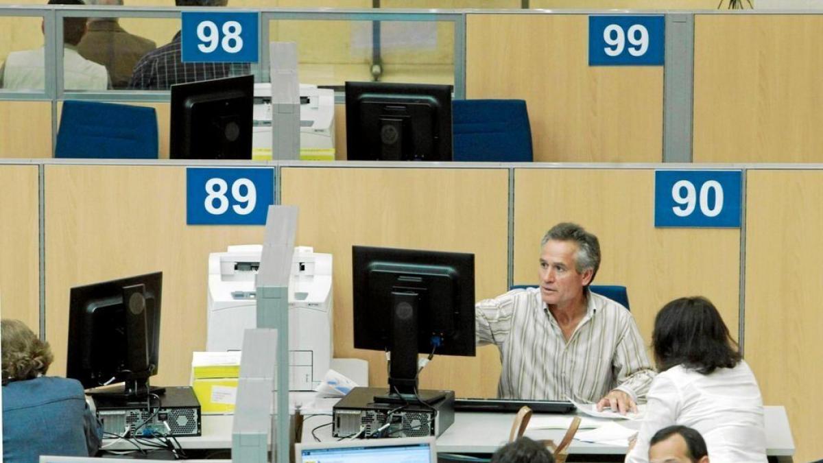 El Gobierno dice que no puede subir el sueldo a los funcionarios ...