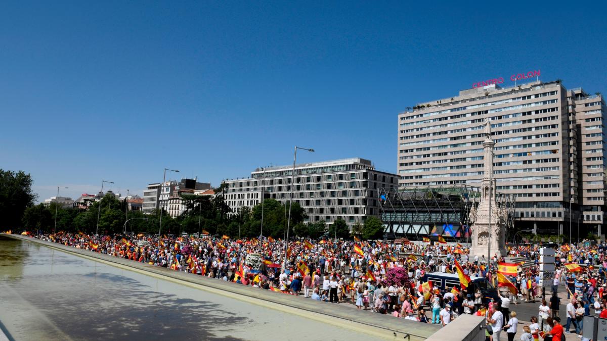 La derecha vuelve a manifestarse contra Sánchez en Colón con menos ...