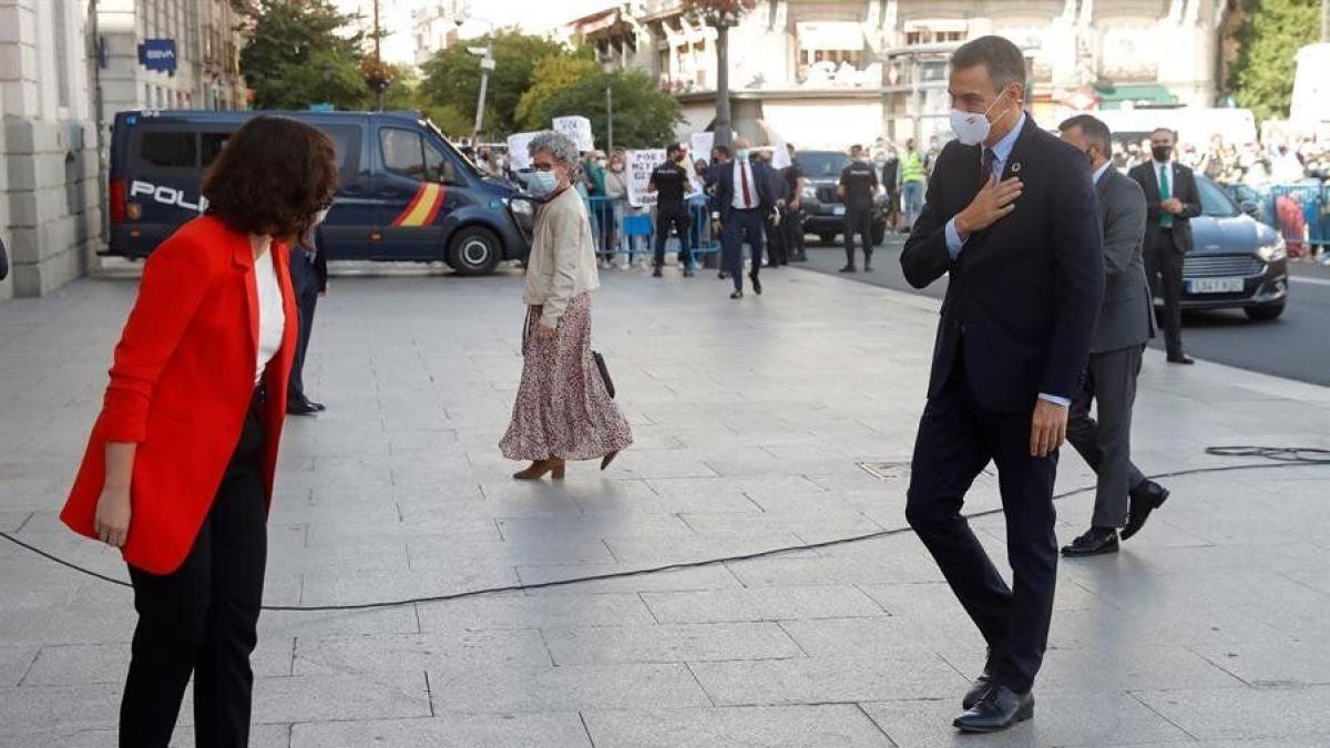 La frase de Díaz Ayuso junto a Sánchez que desata las bromas: la ...