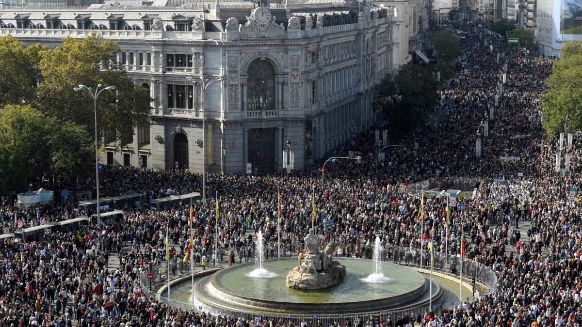 Miles de personas salen a las calles de Madrid en defensa de la sanidad ...