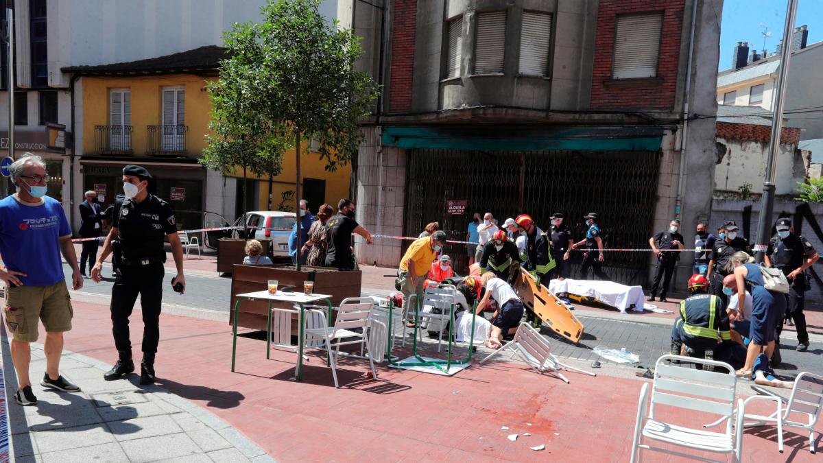 Al menos cinco herido y un muerto al arrollar un coche terraza de bar ...