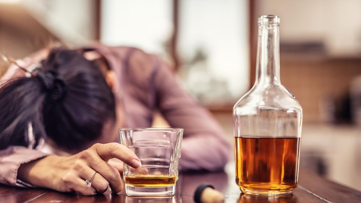 Ingrid, dermatóloga: "Un solo vaso de alcohol ya puede provocar daños visibles en una mujer"