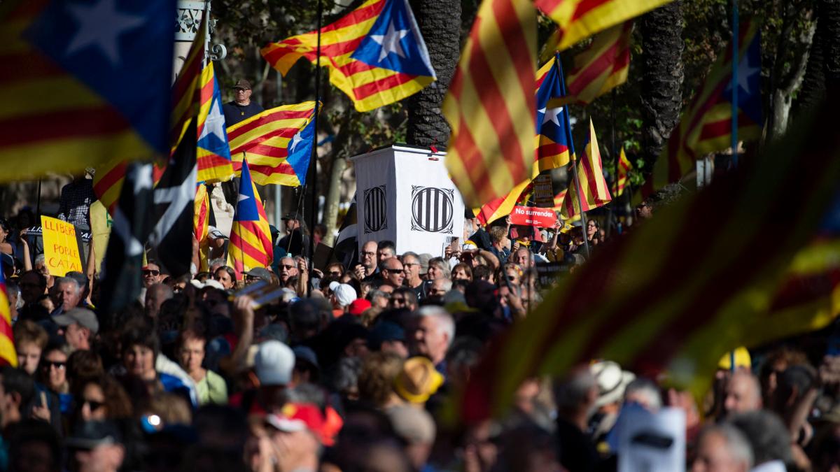Miles de personas se concentran en Barcelona en el quinto aniversario ...