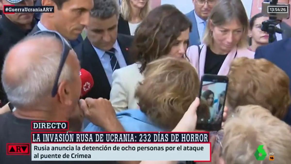 Ayuso, increpada por varios vecinos de San Fernando de Henares ...