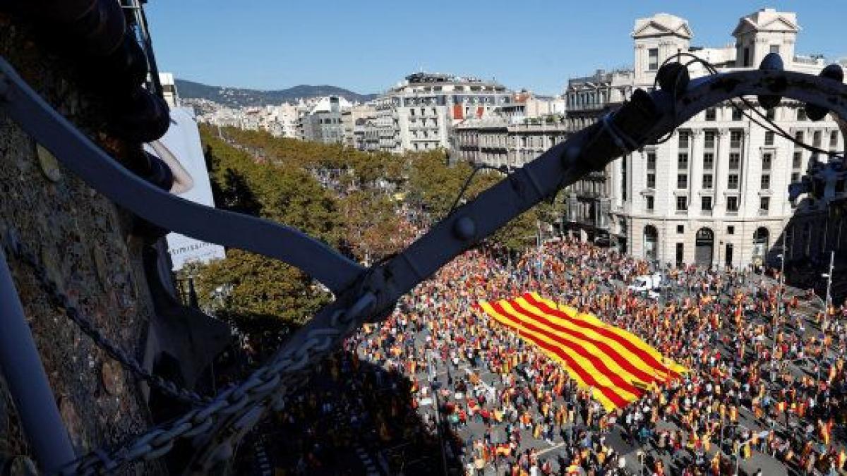 Miles de personas se manifiestan en Barcelona contra la independencia