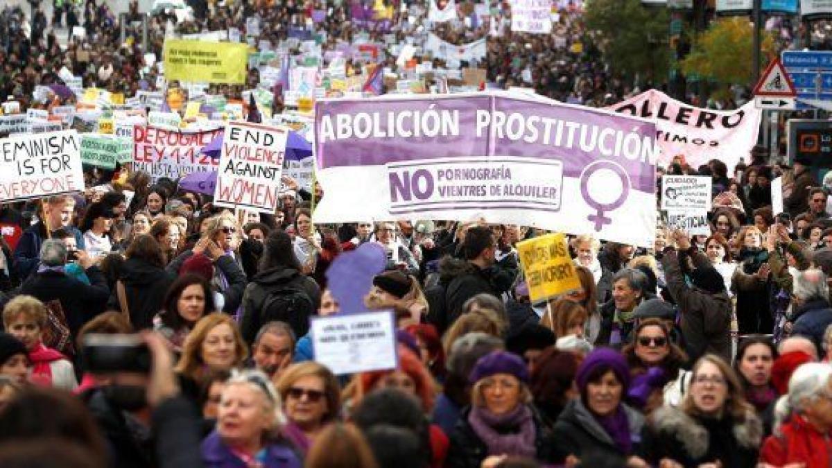 Miles de personas salen a la calle en España contra la violencia machista