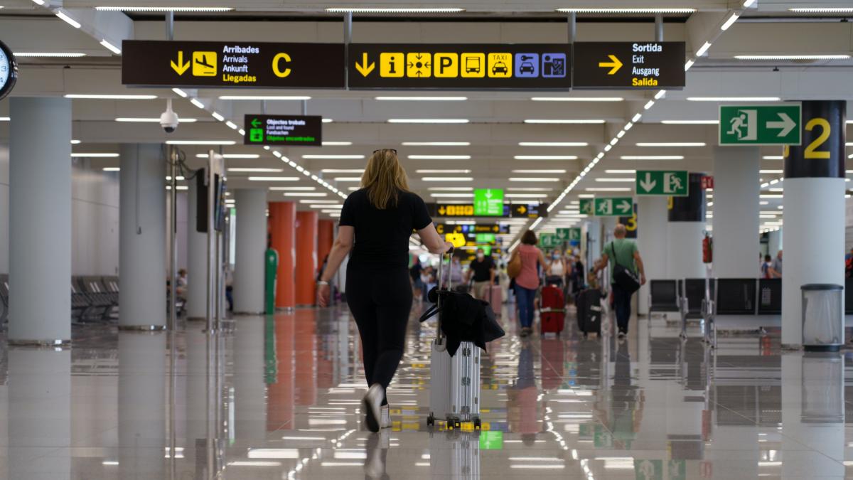 El cierre del aeropuerto de Palma afecta a 56 vuelos y provoca la ...