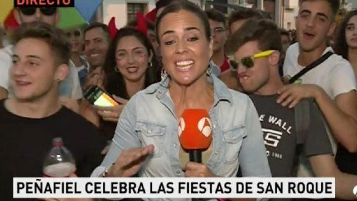 Los vergonzosos gestos de unos jóvenes a una reportera de Antena 3 en ...