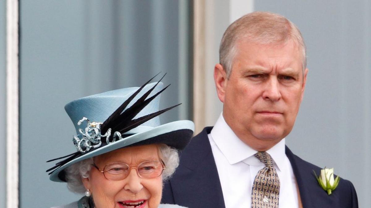 Isabel II presionó para que su hijo, el expríncipe Andrés, obtuviera el cargo por el que acabó detenido