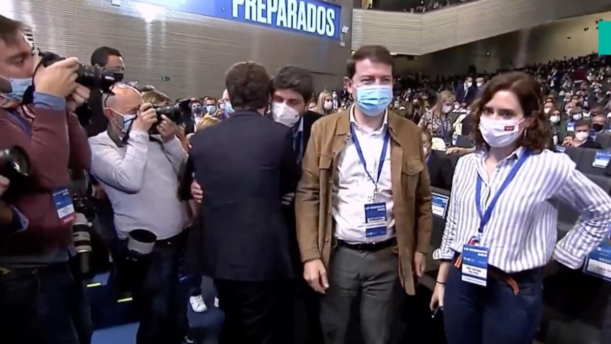 Casado saluda a Ayuso en el Congreso del PP y lo que hace ella después ...