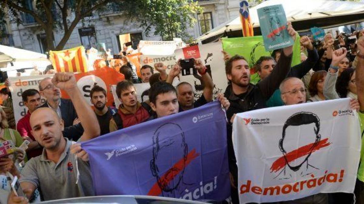 Miles de personas salen a la calle en Barcelona contra los registros de ...