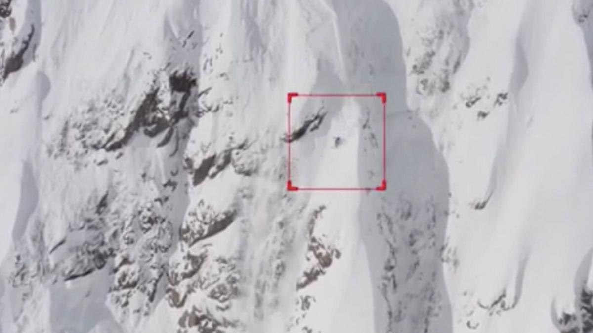 Un esquiador sobrevive de milagro a una terrible caída en los Alpes ...