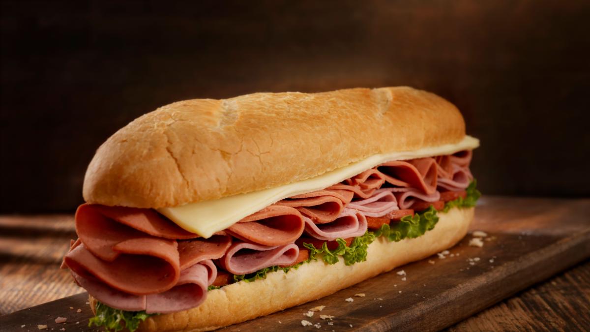 Dejan una mala reseña por pedir un bocadillo y que le manden a hacer cola: la respuesta del dueño es atronadora