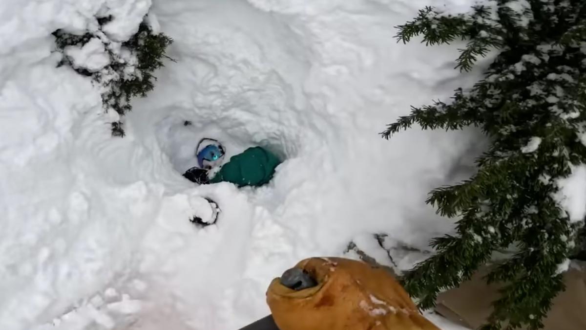 El angustioso vídeo del rescate a un deportista que quedó atrapado bajo ...