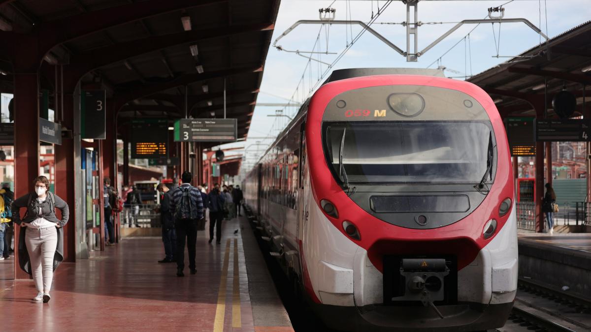Una niña muere arrollada por el tren en el paso a nivel de Valencia