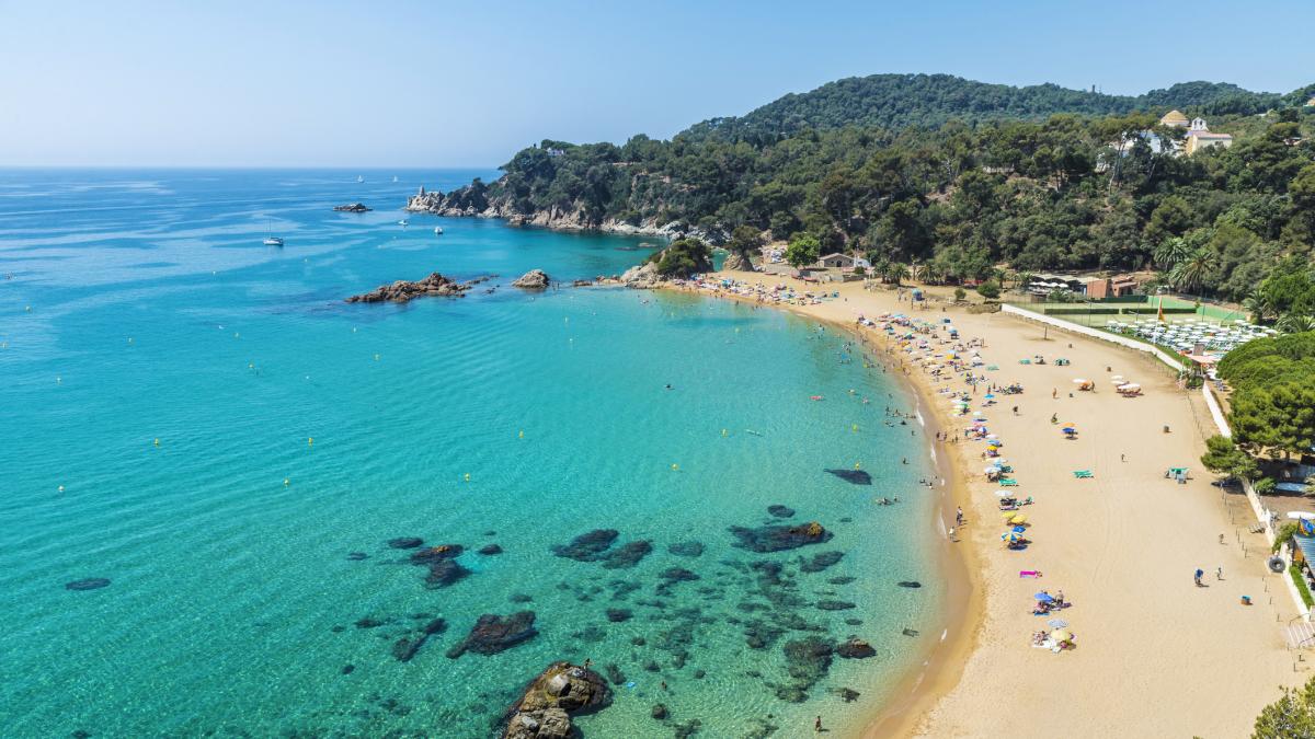16 meses como relaciones públicas ilegal en las discotecas de Lloret de Mar: una antropóloga francesa investiga a fondo el turismo festivo masculino europeo