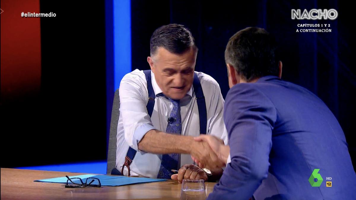 Pedro Sánchez aparece por sorpresa en el aniversario de ‘El Intermedio’ y deja una de las frases del año