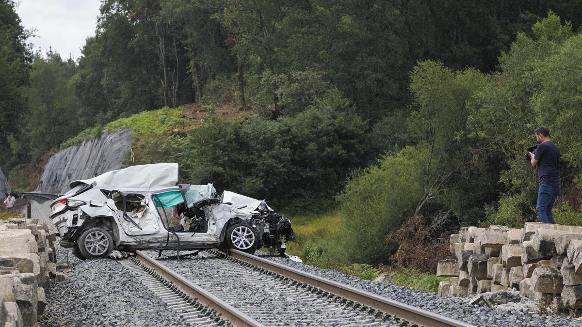 Dos muertos y un herido grave al arrollar un tren a un coche en un paso ...