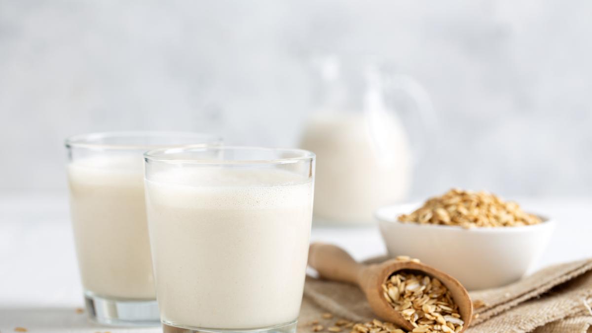 Ni sanas ni naturales: por qué tu "leche" de avena favorita es, en realidad, un ultraprocesado lleno de aceite y azúcar, según una nutricionista