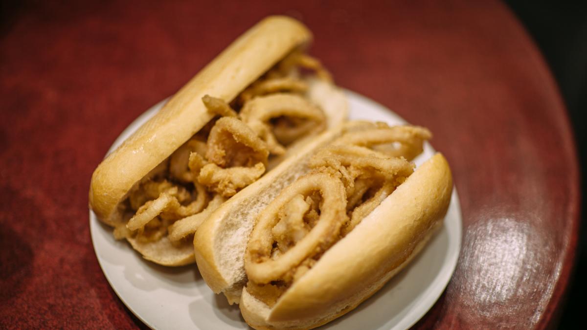 Una argentina prueba por primera vez el bocadillo de calamares y tiene un veredicto MUY claro