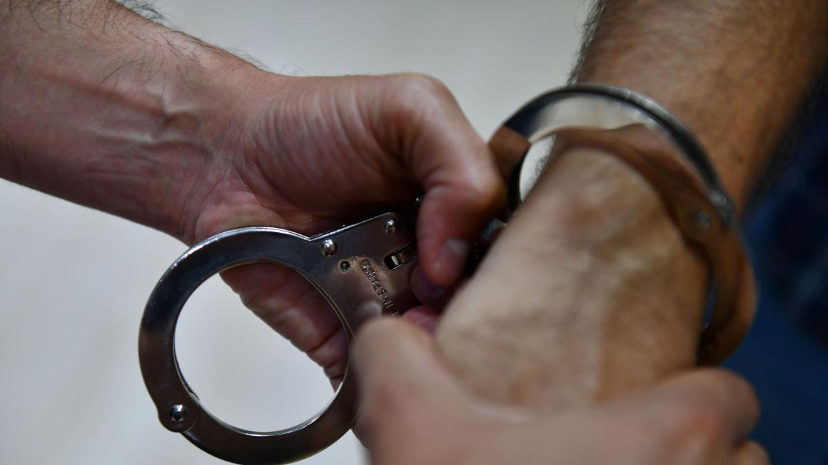 Orinar por la ventana y dormir entre chinches: así es el agujero negro donde Europa esconde a sus refugiados