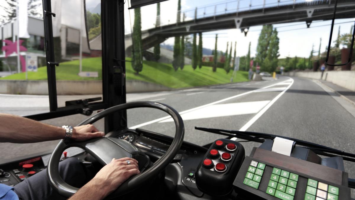 Alejandro, conductor de autobús de larga distancia:  Te permite algo que trabajar en un camión no te da, entrar en el corazón de las ciudades 