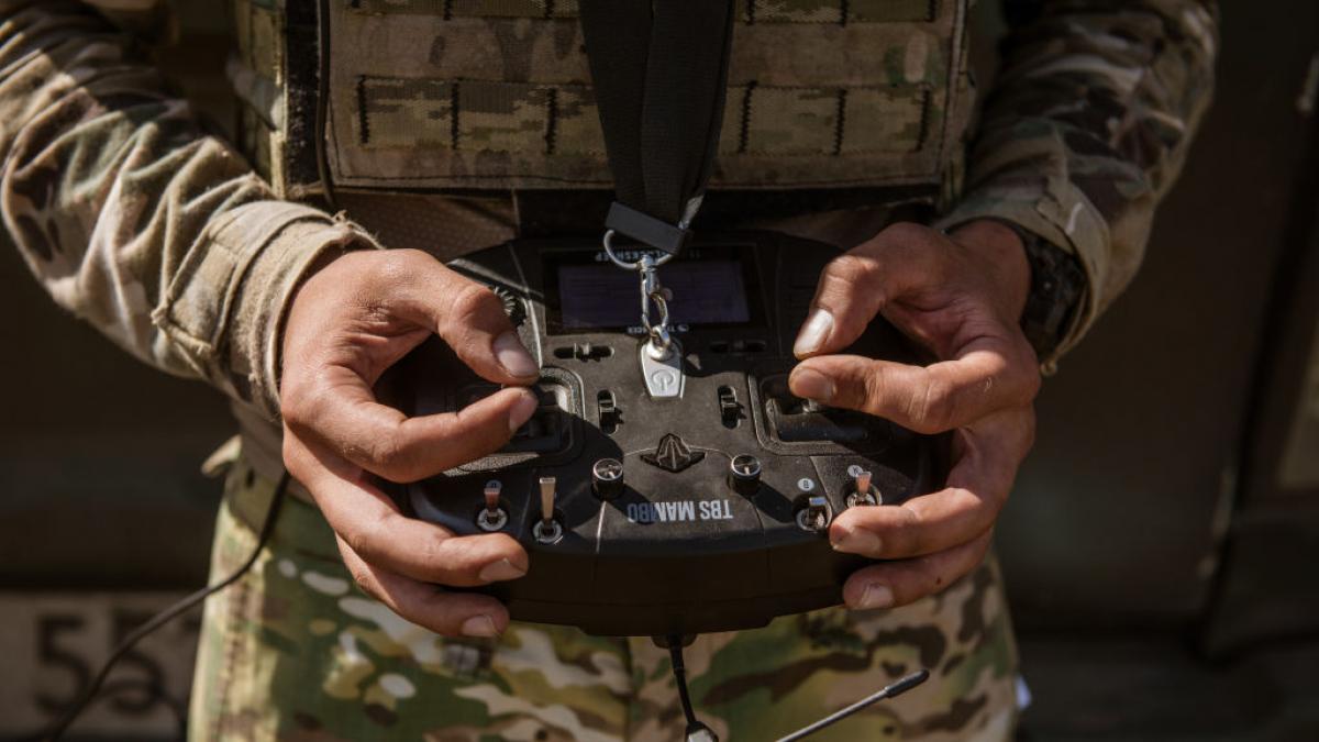 Drones de aficionados convertidos en armas que penetran un metro de hormigón: la guerra de Ucrania reescribe el coste del armamento moderno