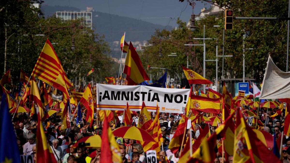 Miles de personas se concentran en Barcelona en contra de la amnistía ...