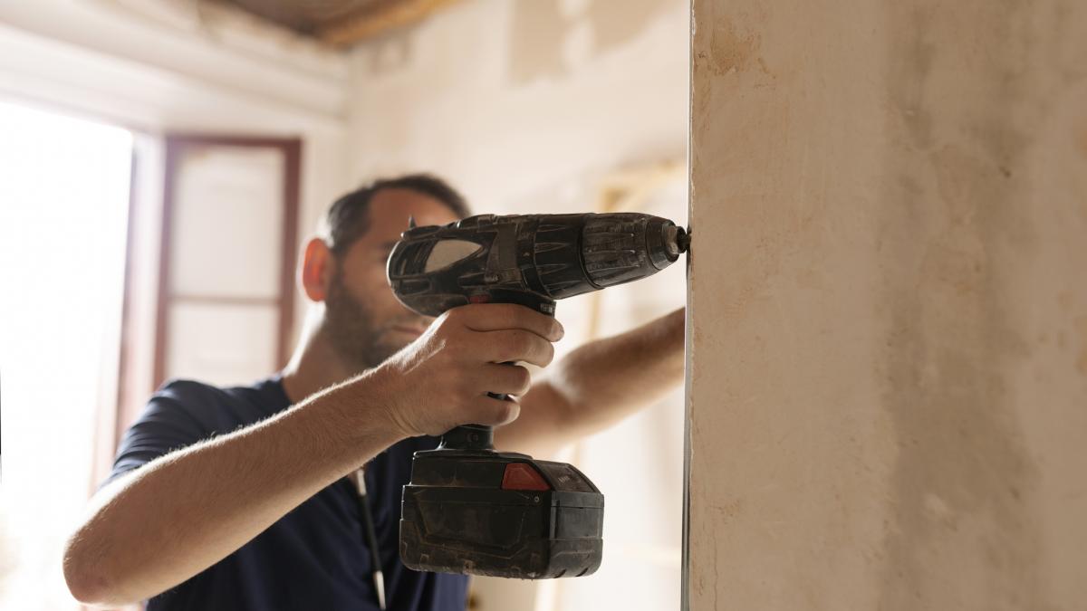 https://img2.huffingtonpost.es/files/og_thumbnail/uploads/2023/11/14/una-persona-haciendo-un-taladro-en-casa.jpeg