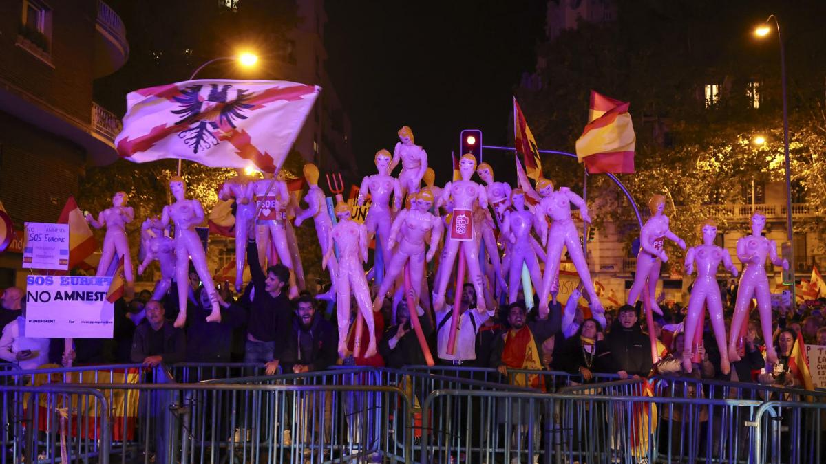 Muñecas hinchables y machismo en la protesta en Ferraz: 'Estas son las ...