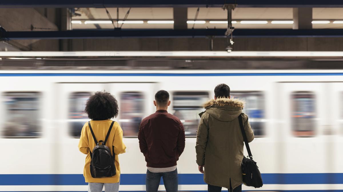 Un sociólogo de la Universidad de Valencia explica por qué la precariedad laboral está destruyendo algo que nunca viste pero que te hacía sentir seguro cada mañana en el metro o en la calle