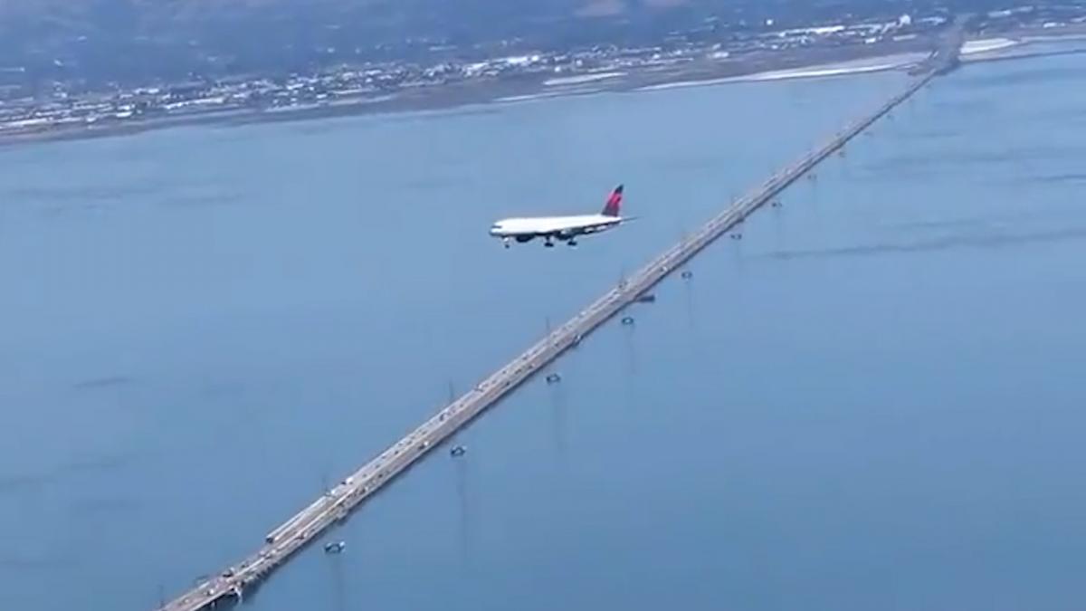 La desconcertante ilusión óptica que forma este avión que sobrevuela San Francisco