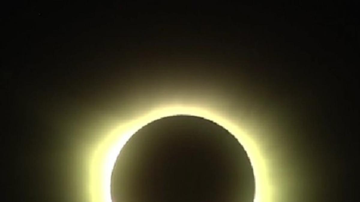 Javier Armentia, astrofísico, sobre el eclipse solar: "El 30 de abril es el día espejo, lo verás ponerse por el mismo sitio que el 12 de agosto"