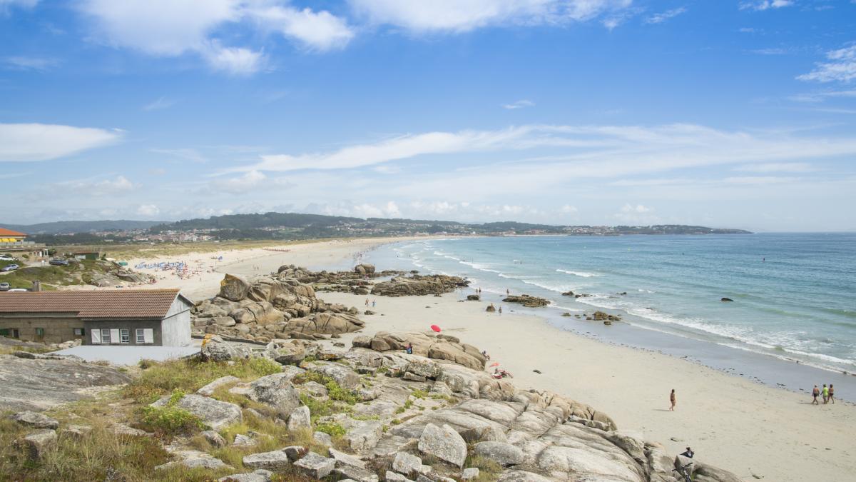 El destino idílico de Galicia planta cara a los turistas con las algas