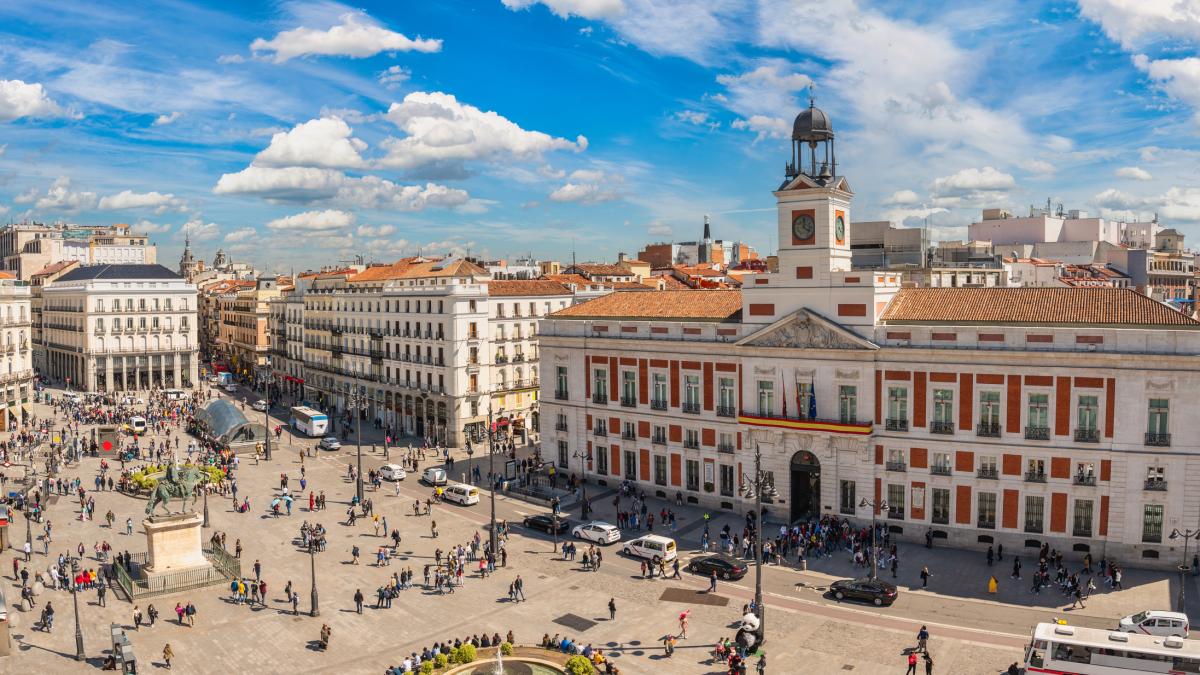 una-imagen-de-la-puerta-del-sol-genera-debate-por-lo-que-claramente-se