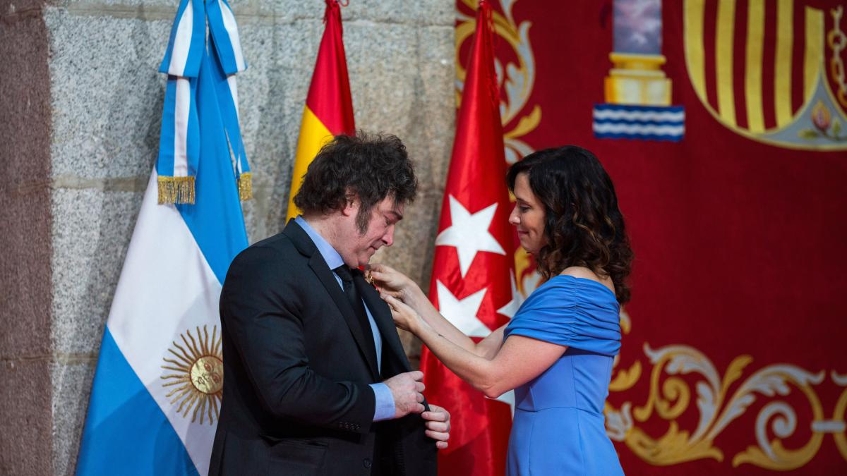 Ayuso cree que dar la Medalla de Madrid a Bad Bunny "no tiene mucho sentido"... pero sí a Milei