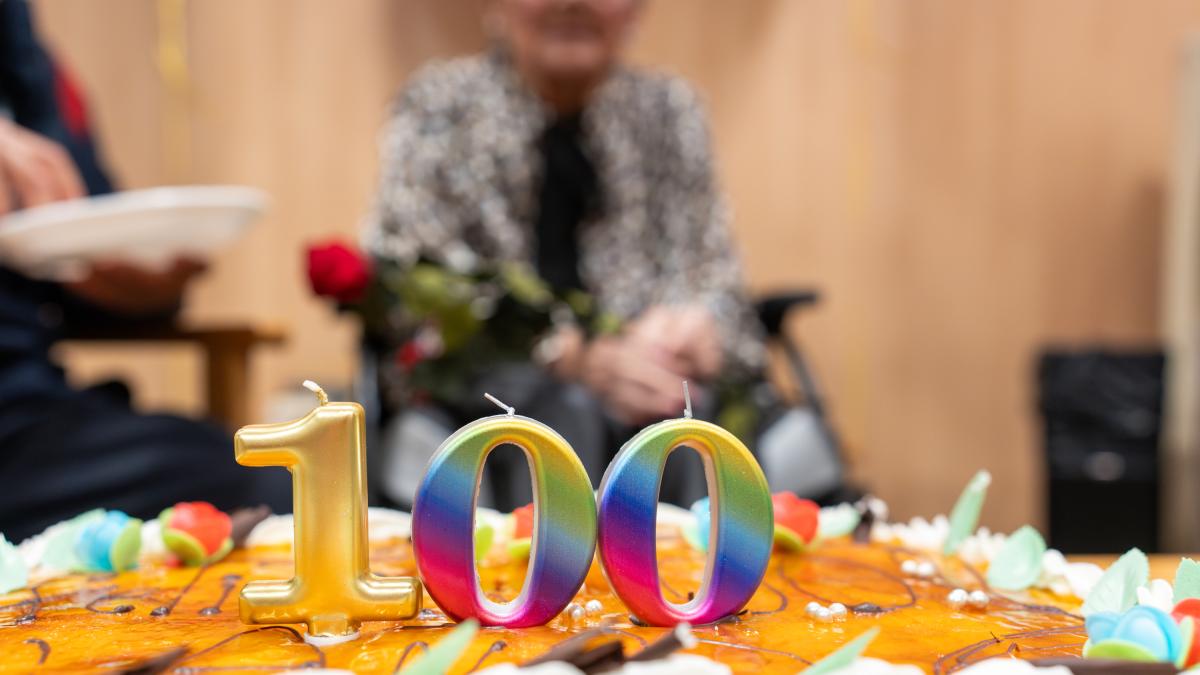 El consejo de una mujer británica de 112 años para vivir muchos años: “Mira hacia delante con esperanza y nunca hacia atrás con arrepentimiento”