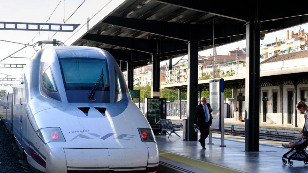 Un incendio obliga a interrumpir durante unos minutos la circulación de alta velocidad entre Madrid y Andalucía