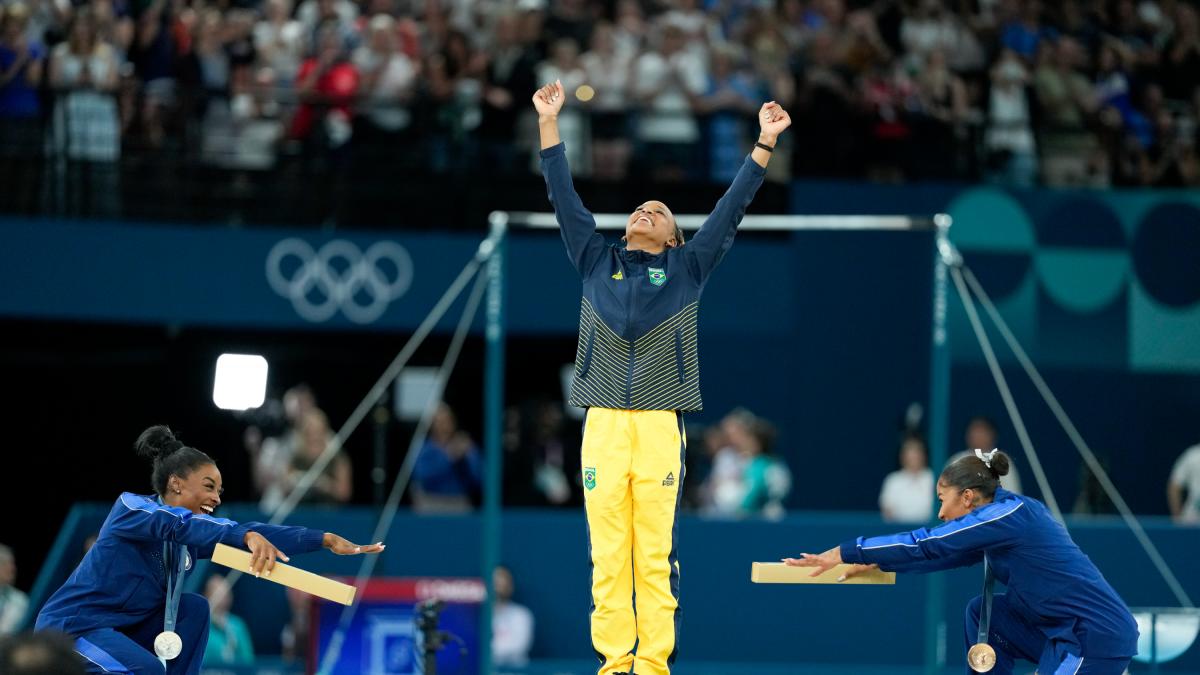 Aplauso mundial a lo que hizo Simone Biles en el podio de París