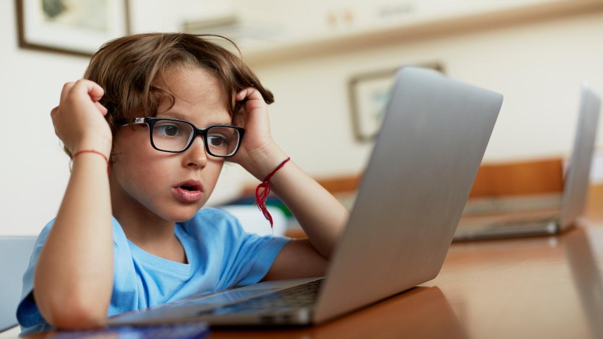 Jonathan Haidt, autor de 'La Generación Ansiosa', y 200 expertos en desarrollo infantil exigen a YouTube que prohíba el contenido IA para menores: "Es un experimento no controlado sobre los niños del mundo"