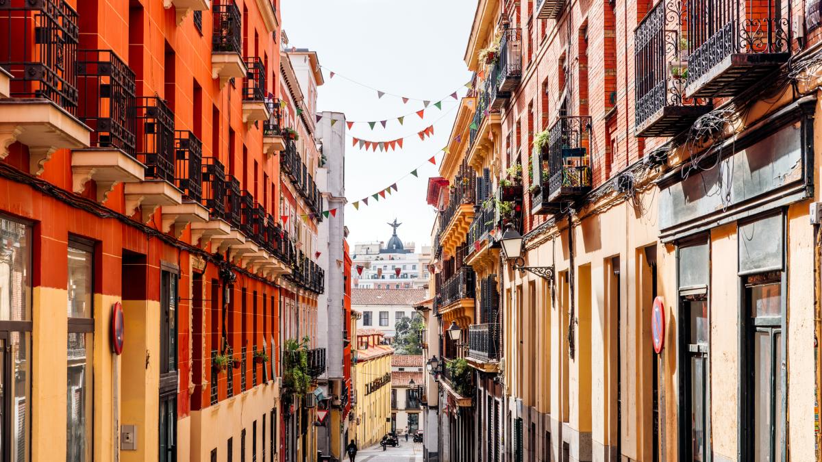 Alejandro Cesarco, artista detrás de Lawrence, la última librería abierta en Malasaña: "Para mí esto es una extensión de mi obra. Es como una performance larga y, de alguna forma, estoy jugando a ser librero"