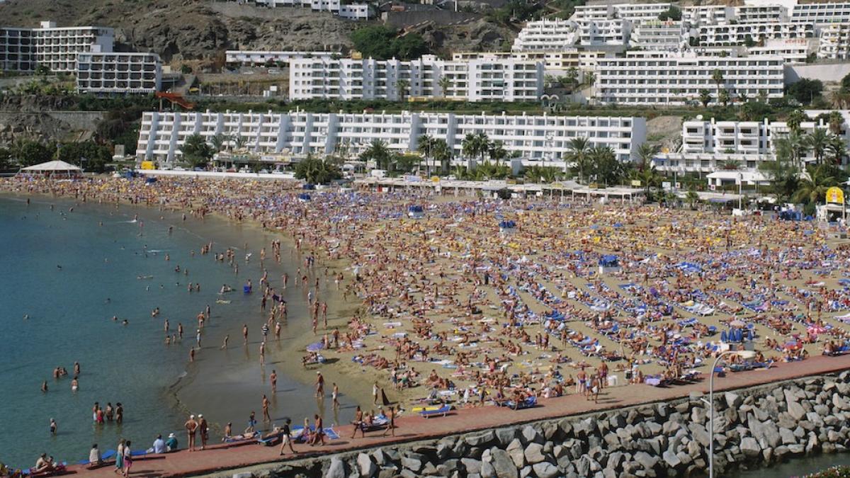 Un hombre sube al escenario a cantar en un bar de Tenerife y entonces la gente se da cuenta de quién es