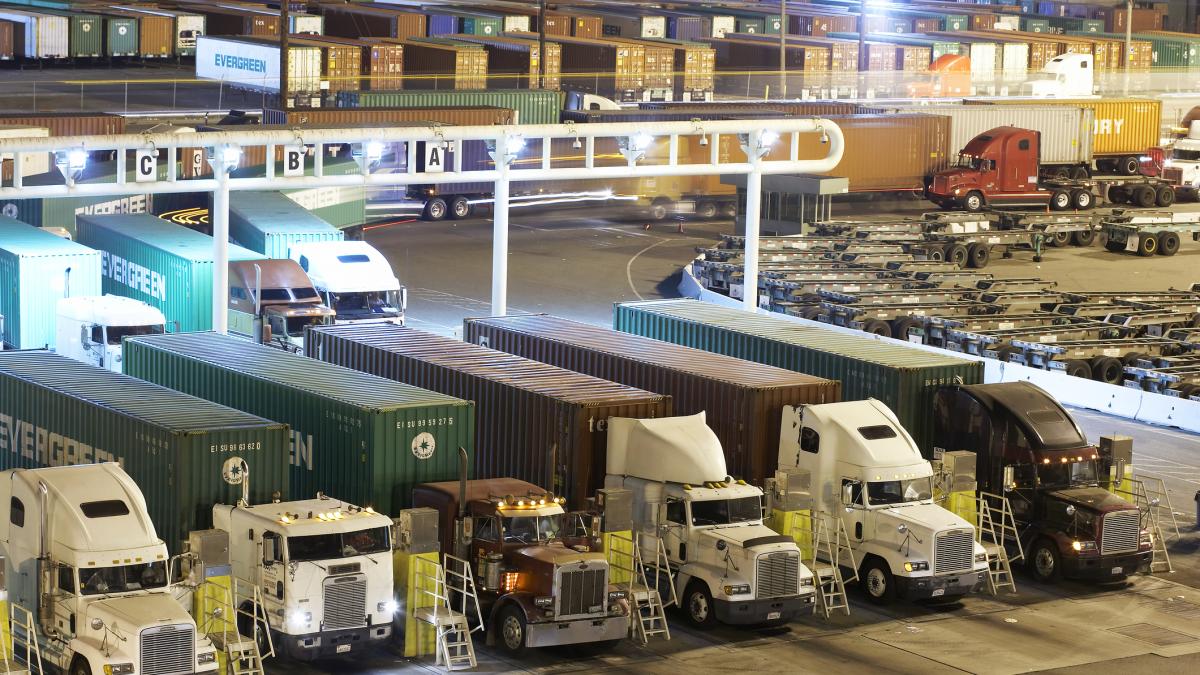 Irene Masero, camionera, sobre el machismo en el sector: "La mayoría de veces tengo que ducharme en los baños de hombres, porque en los de mujeres no hay duchas"