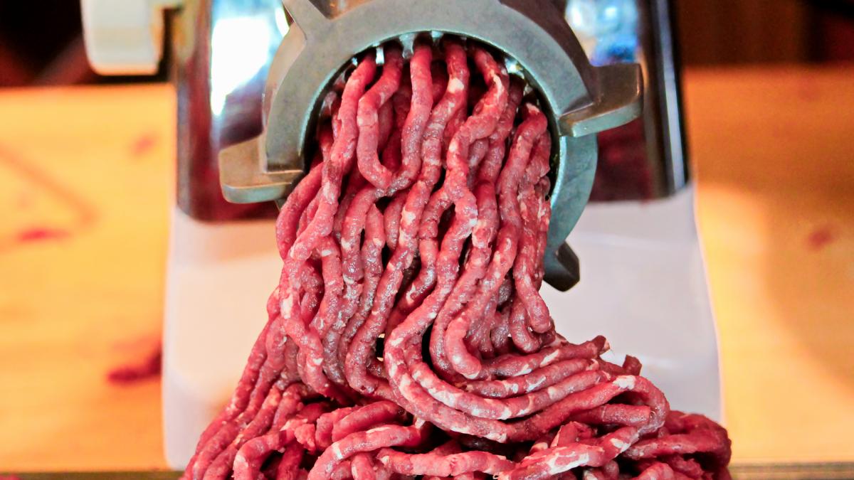 Si la carne picada te suelta mucha agua al cocinarla, un carnicero recomienda seguir estos pasos
