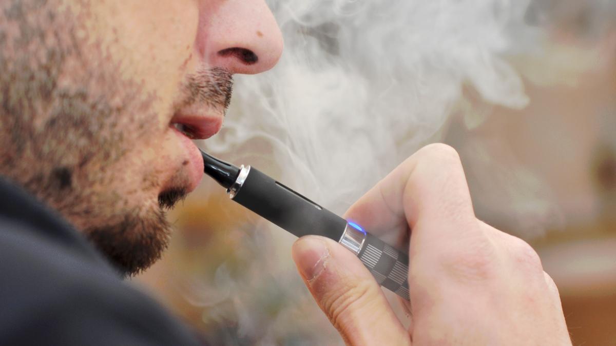 Europa ignora 131 estudios y más de 100 científicos lo denuncian: el problema es el cigarro, no la nicotina