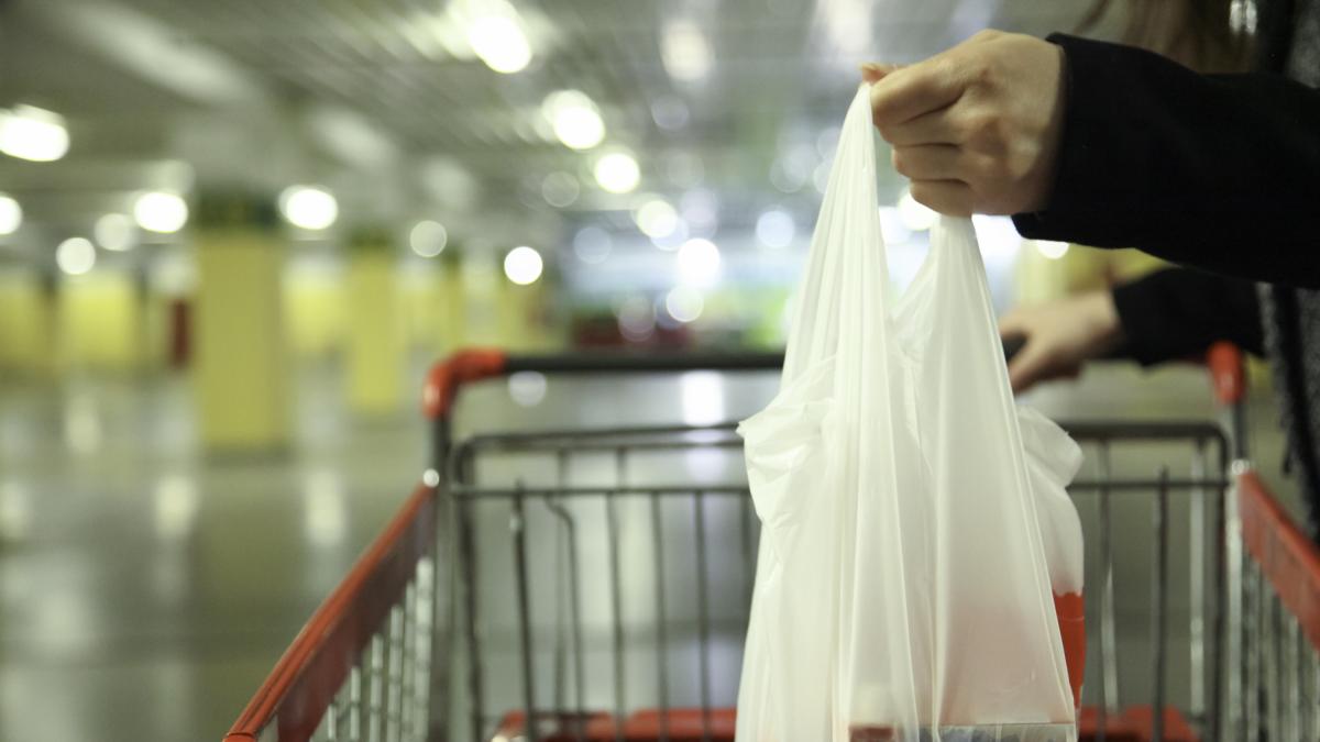 Una empresa decide acaparar casi todas las bolsas de los supermercados ...