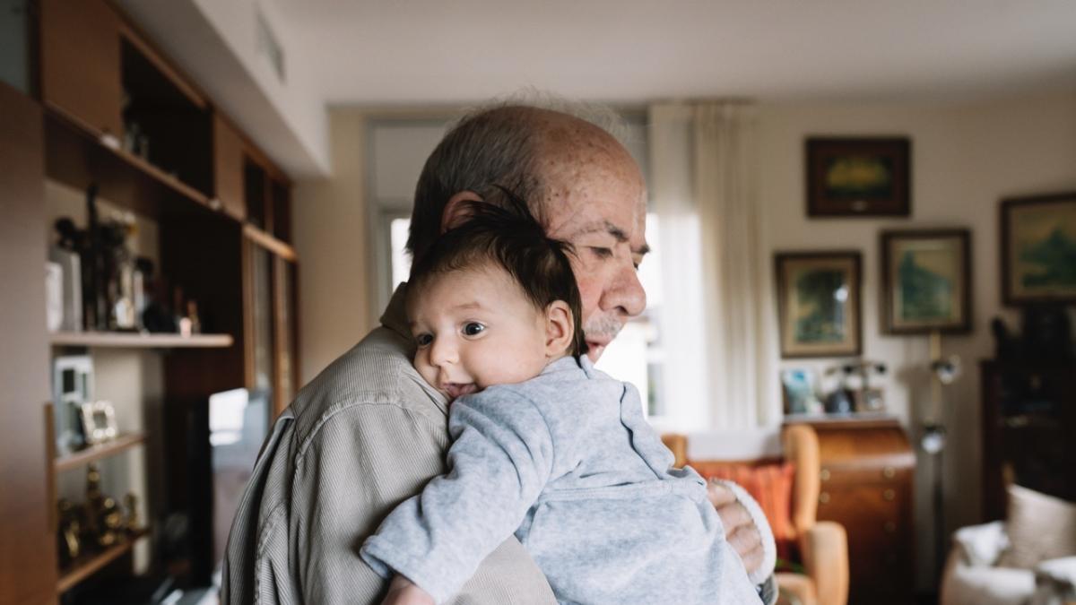 Los investigadores coinciden: cuidar a los nietos mejora la memoria y previene el deterioro cognitivo en mayores de 50, según un estudio con 2.887 abuelos