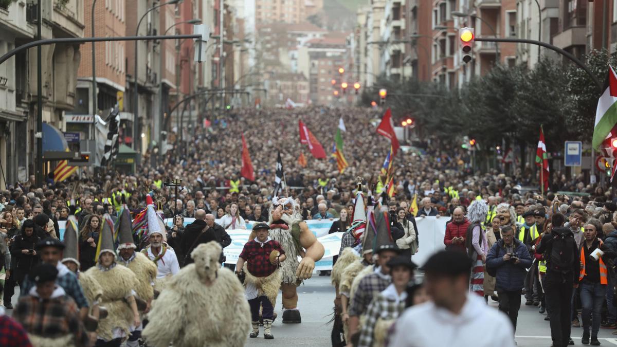 Varios miles de personas marchan en Bilbao en apoyo a los derechos de ...